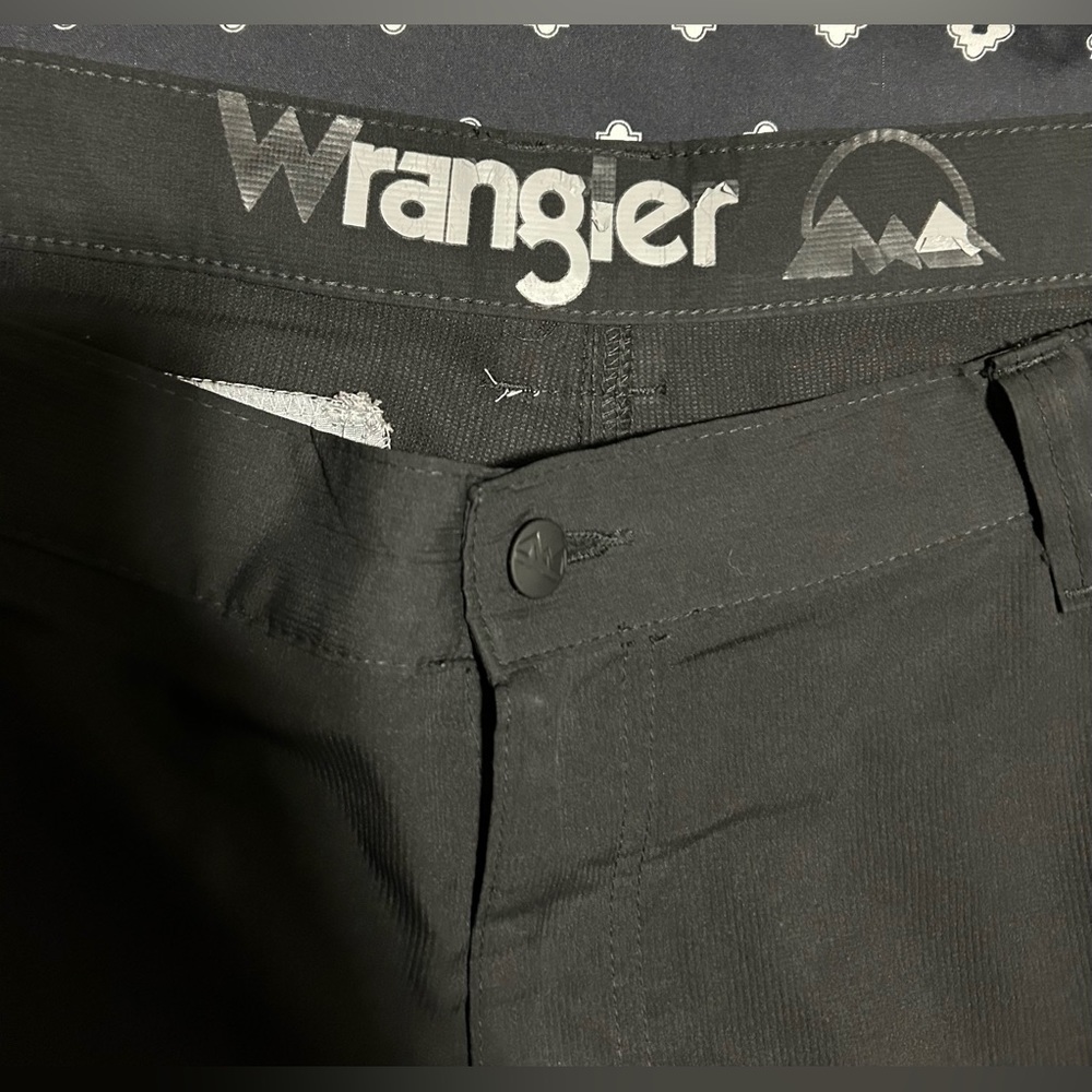 Used Mens Wrangler Black performance shorts - size 40 - Picture 6 of 8
